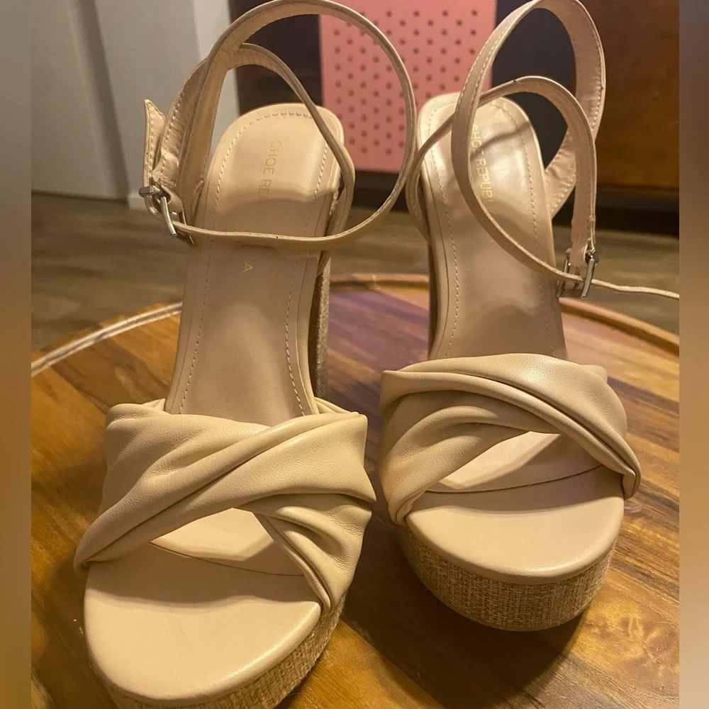 LIKE NEW NUDE BLOCKED HEEL PLATFORM SHOES